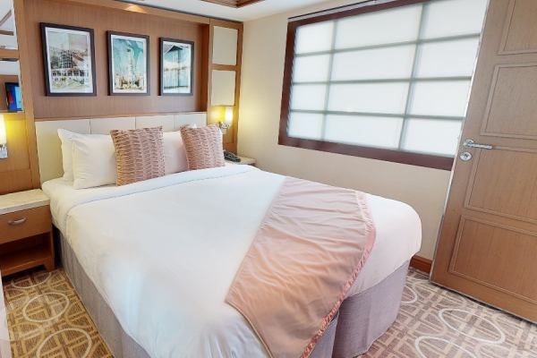 Example suite cabin: Celebrity Suite