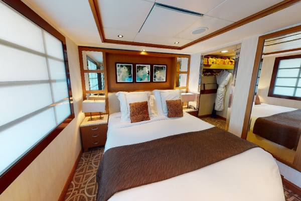 Example suite cabin: Celebrity Suite